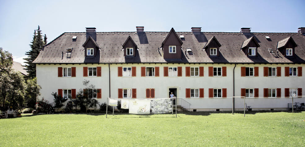 Vergrösserte Ansicht: Innenhof der Gebäudezeile in der Achgasse der Siedlung Rheinstraße, 2019. Foto: Lisa Dünser