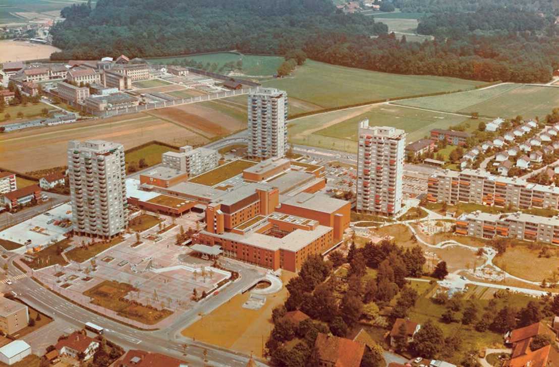 Vergrösserte Ansicht: Luftaufnahme des Zentrums Regensdorf vom Juni 1974 (Foto: Archiv Dorfmuseum Regensdorf)
