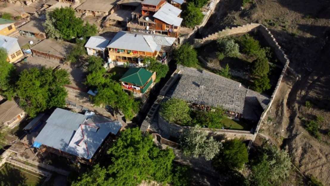 Vergrösserte Ansicht: Luftaufnahme der Bashali in Brua (Pakistan), erbaut durch die Nichtregierungsorganisation Greek Volunteers Quelle: Carrie Patsalis